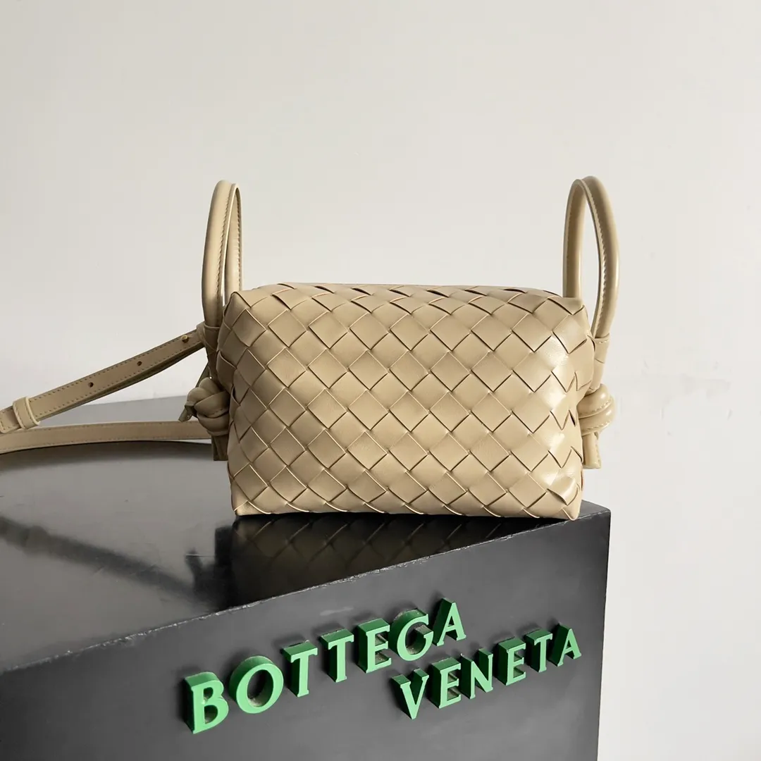 Batch 1360 BOTTEGA VENETA 2024 new loop is here! ! Many girls who like BV have owned the Loop bag. It has a simple appearance, classic weaving, and a compact and lightweight bag shape. This innovation continues the "camera bag" shape. Unlike the traditional Loop bag, which can only be worn as a crossbody bag, this innovation It can be carried by hand or cross-body, satisfying both the concave shape and daily needs. The oversized buckle can be folded and used as a handle. The sultry heat in summer ☀️ usually reduces people's desires. Having a lightweight bag will greatly enhance the happiness of traveling🫧 Style number: 796615 Size: 19*12*9cm